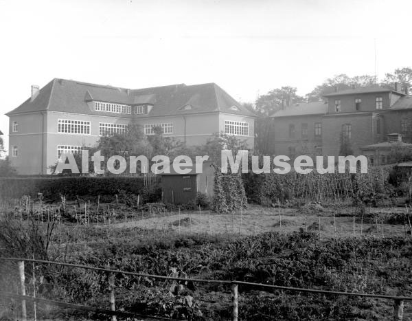 Schule in der Schumannstraße Bahrenfeld, von der Rückseite aus der Ferne gesehen