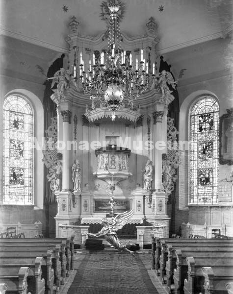 Inneres der Christianskirche, Ottensen, Altar mit niedergelassenem Taufengel
