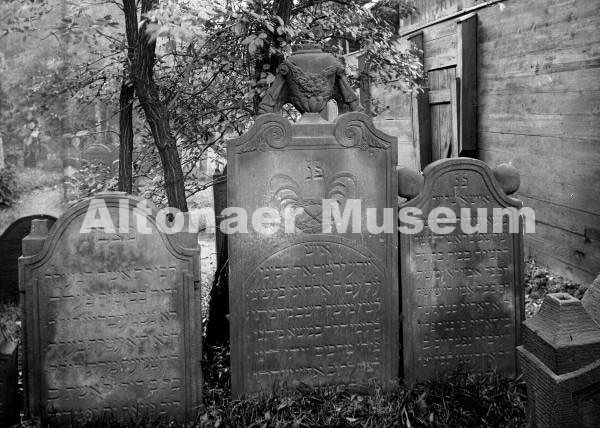 Grabsteine auf dem jüdischen Friedhof in Ottensen