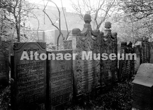 Grabsteine auf dem jüdischen Friedhof in Ottensen