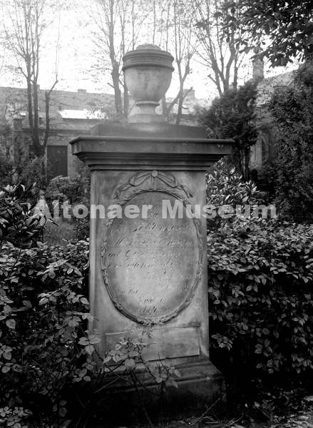 Grabstein auf dem Norder-Friedhof in Altona