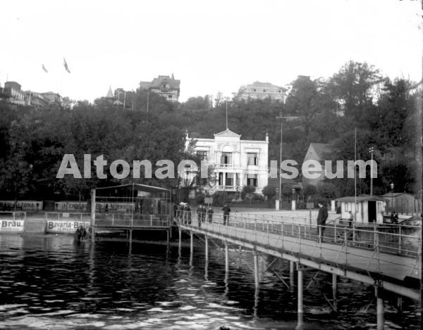 Blick von den Landungsbrücken Neumühlen auf den Strandweg mit Villa "Storchenheim" von Harrer (ehemaliger Besitzer der "Elbschlucht")