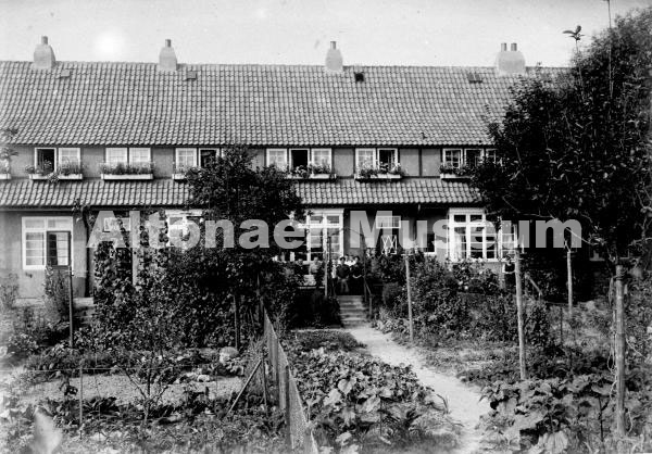 Reihenhaus mit Hintergärten, Emmichstraße