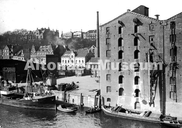 Lagerhäuser mit Fischereihafen