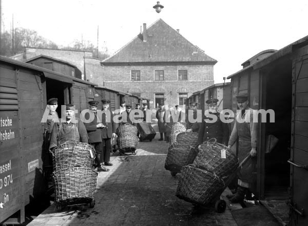 Verladen der Heringskollis in die Waggons auf dem Eilgut-Bahnhof