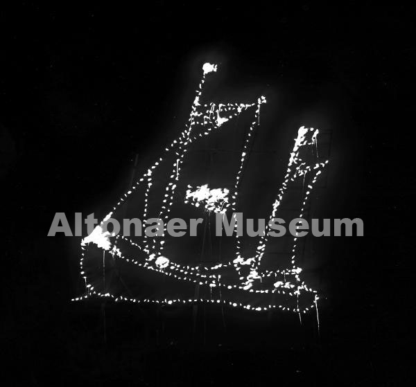 Feuerwerk im Jenischpark aus Anlass der Altona-Blankeneser Woche, Finkenwerder Ewer
