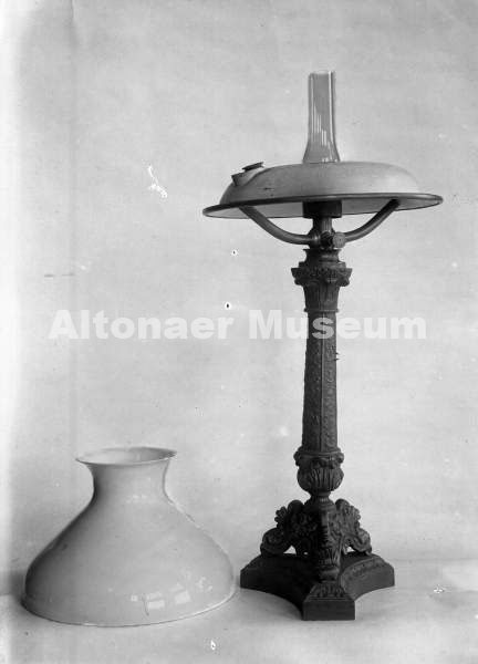 Astral-Lampe mit ringförmigem Ölbehälter, Mitte des 19. Jahrh. Abteilung Das häusliche Licht