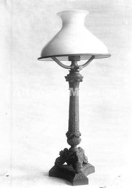 Astral-Lampe mit ringförmigem Ölbehälter, Mitte des 19. Jahrh. Abteilung Das häusliche Licht