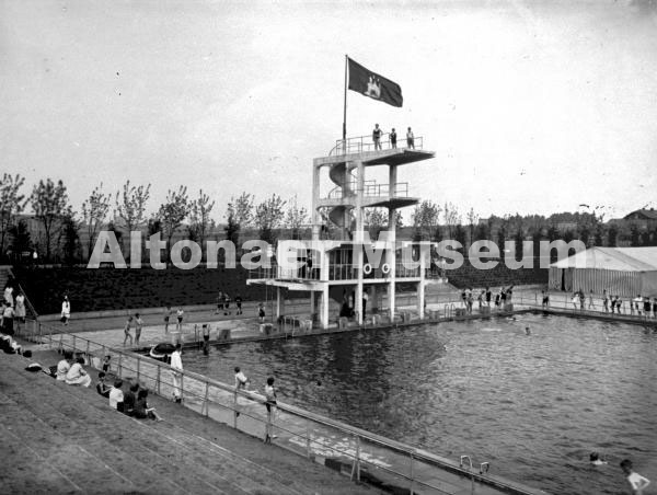 Schwimmbassin mit Absprungturm im Stadion Bahrenfeld