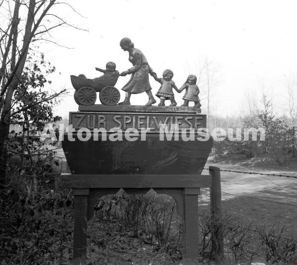Wegweiser "Zur Spielwiese" im Stadtpark Bahrenfeld