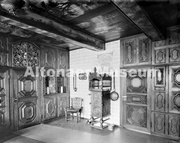 Interieur mit Eingangstür, Seitentür und Bilegger im Hausmannshaus aus der Wilstermarsch