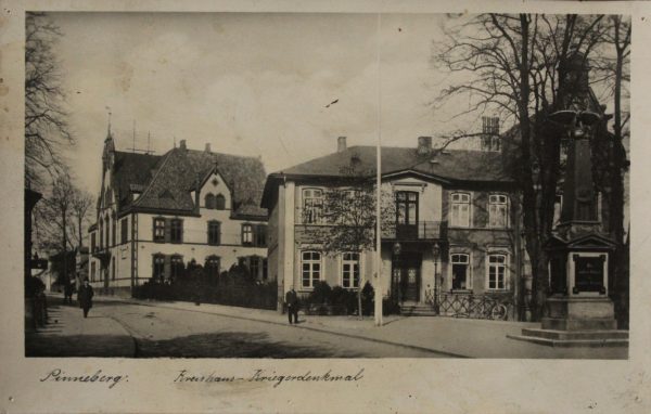 Pinneberg. Kreishaus - Kriegerdenkmal