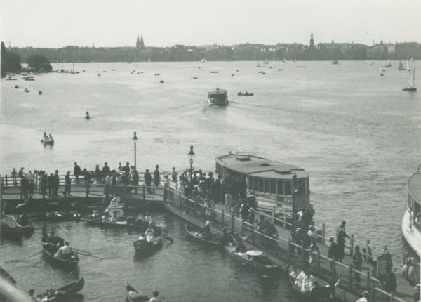 "Landungsstellen Uhlenhorst Fährhaus", Außenalster Hamburg