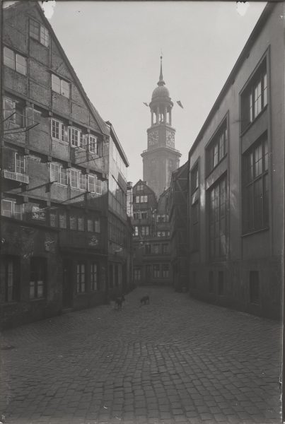 "Die zweite Brunnenstraße mit der Michaeliskirche"