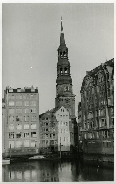 Die St. Katharinenkirche vom Nikolaifleet gesehen