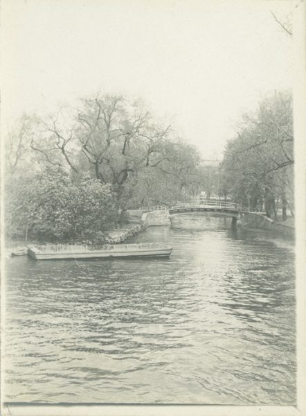 Alster oder Nebenarm mit Blick auf eine kleine Brücke