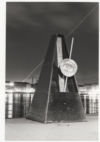 Abbildung einer Kunstinstallation an der Alster mit Blick auf den Jungfernstieg