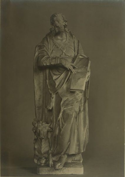 Apostelfigur des St. Lukas vom Taufstein der Petri-Kirche in Hamburg