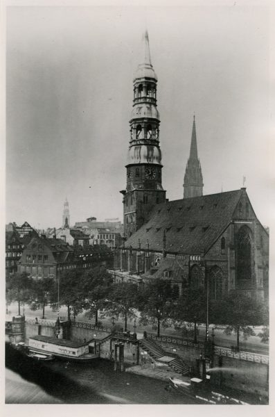 Blick auf die St Katharinenkirche in Hamburg