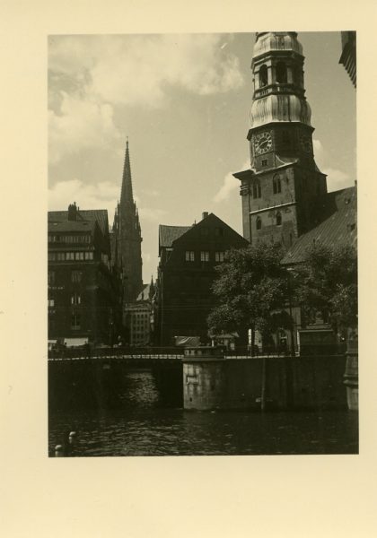 Blick über ein Fleet zur St.Katharinenkirche in Hamburg
