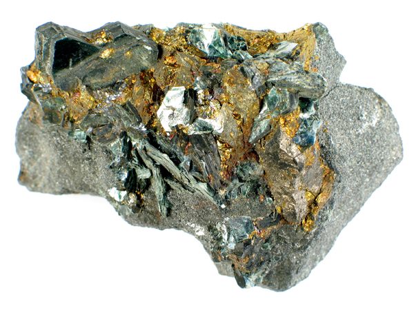 Chlorit (Pennin xx) in Kupferkies und Magnetit