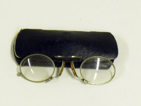 Kneifer mit Etui