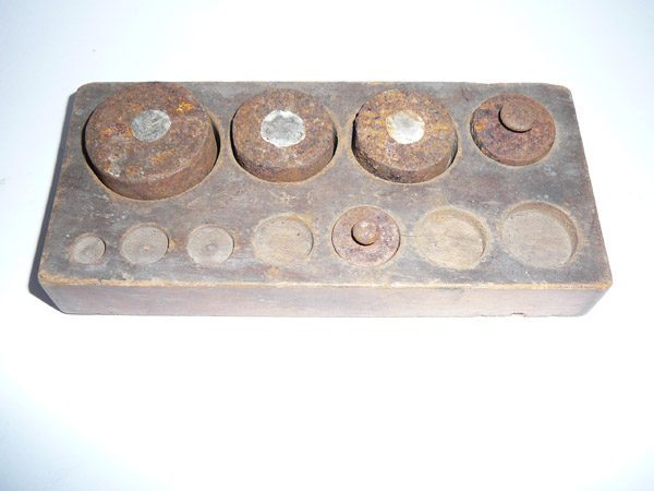 Gewichteset im Holzbehälter