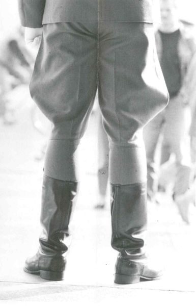 o.T. (letzte Wachablösung Neue Wache in Berlin - Beine)