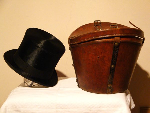Zylinder mit Lederkoffer