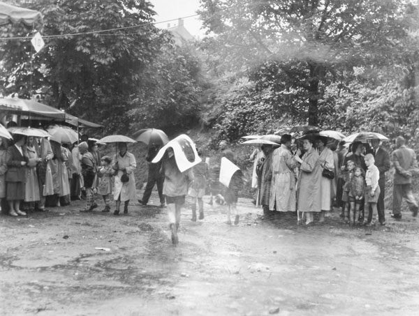Menschen bei Regen