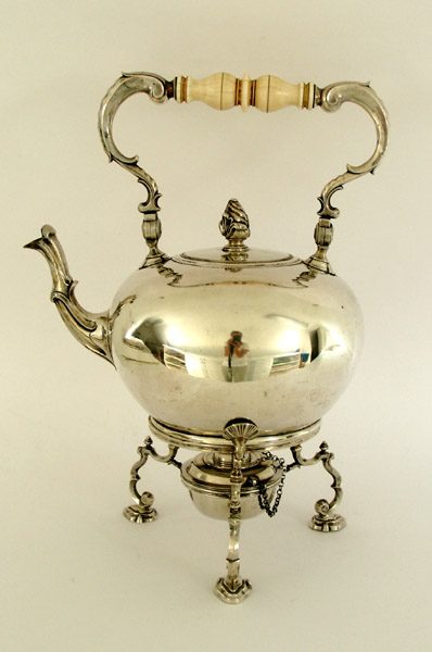 Teekessel mit Rechaud in Silber
