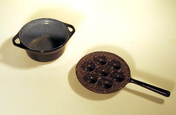 Zwei irdene Puppen-Kochgeschirrteile