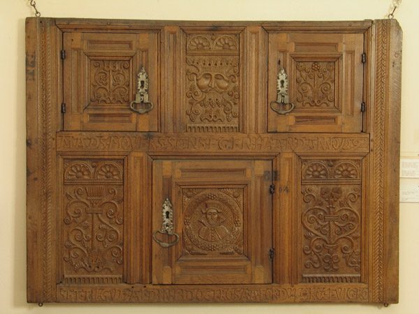 Oberteil einer Schrankvorderwand